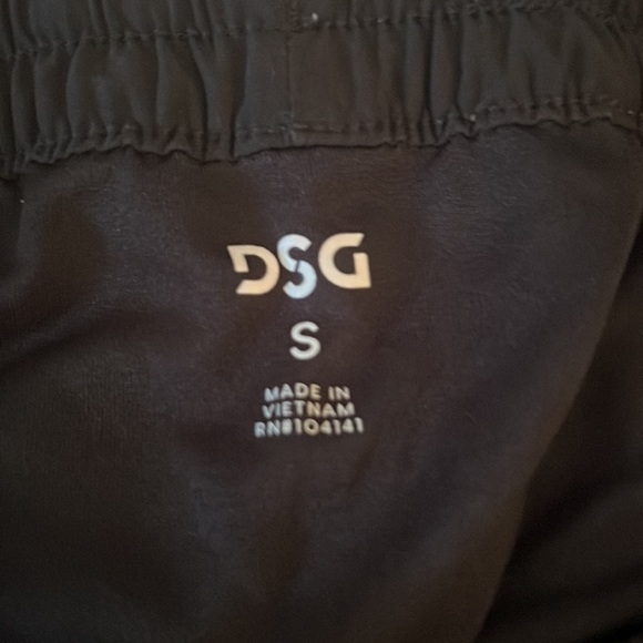 DSG Women's Stride Shorts. Size small in black - Picture 4 of 4